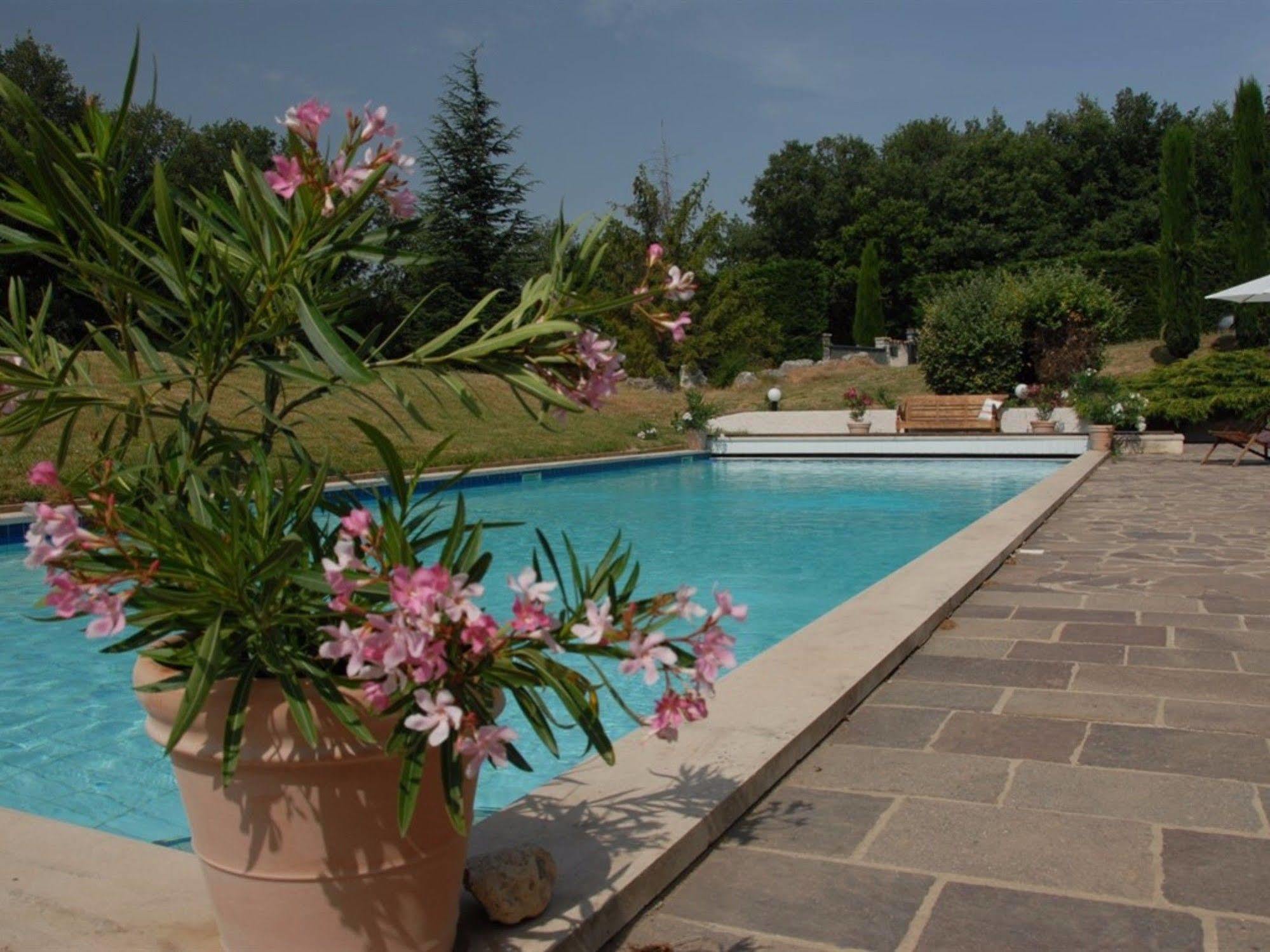 La Deviniere Hotel Donzere Bagian luar foto